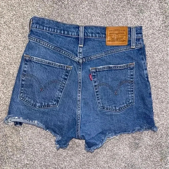Levi's  Ribcage Shorts - Picture 2 of 5